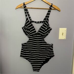 🦋Old Navy one piece swimsuit🦋